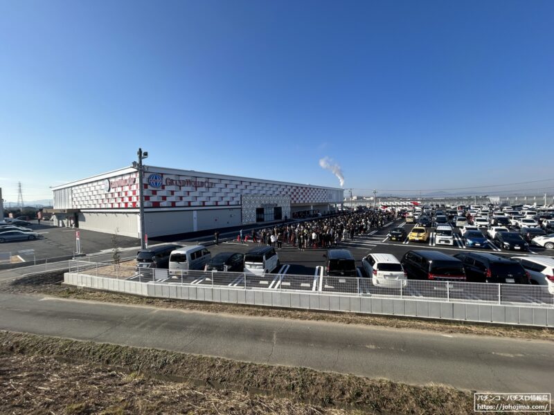 『グランワールドカップ伊勢店』開店前の風景