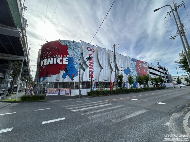 トリコロールカラーが目を引く『ＶＥＮＩＣＥ東大阪店』（大阪府東大阪市）